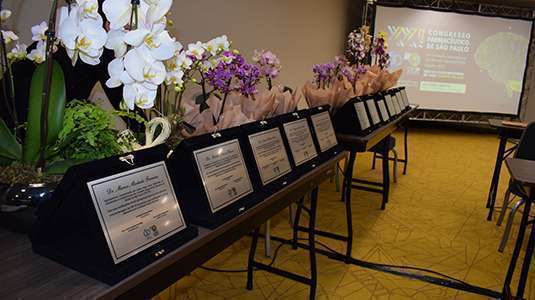 Foto mostra as placas que foram entregues aos homenageados